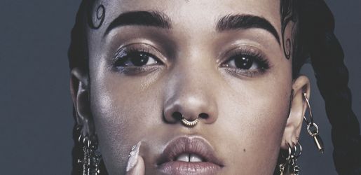 Foto FKA Twigs - HOCH SITZEN, TIEF BLICKEN