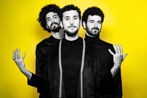 Shalosh machen Jazz, der sich dem Elitarismus verweigert. Das Album „Onwards and Upwards“ erscheint im Juni.